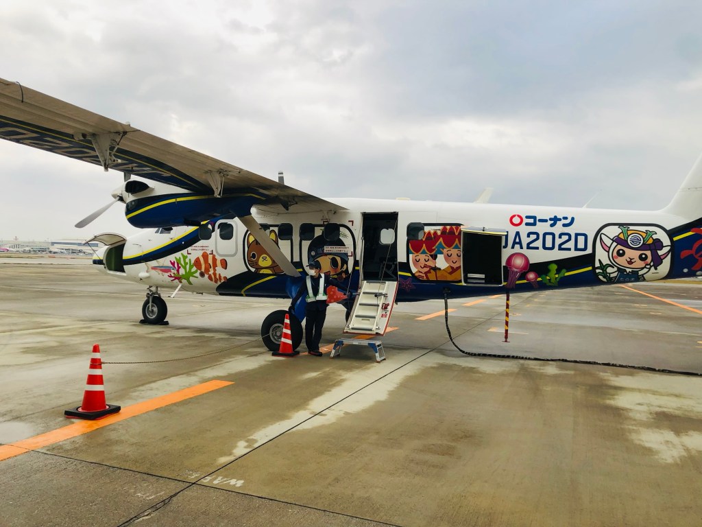 沖繩粟國島怎麼去?搭乘12人座小飛機初體驗🛫🇯🇵沖繩