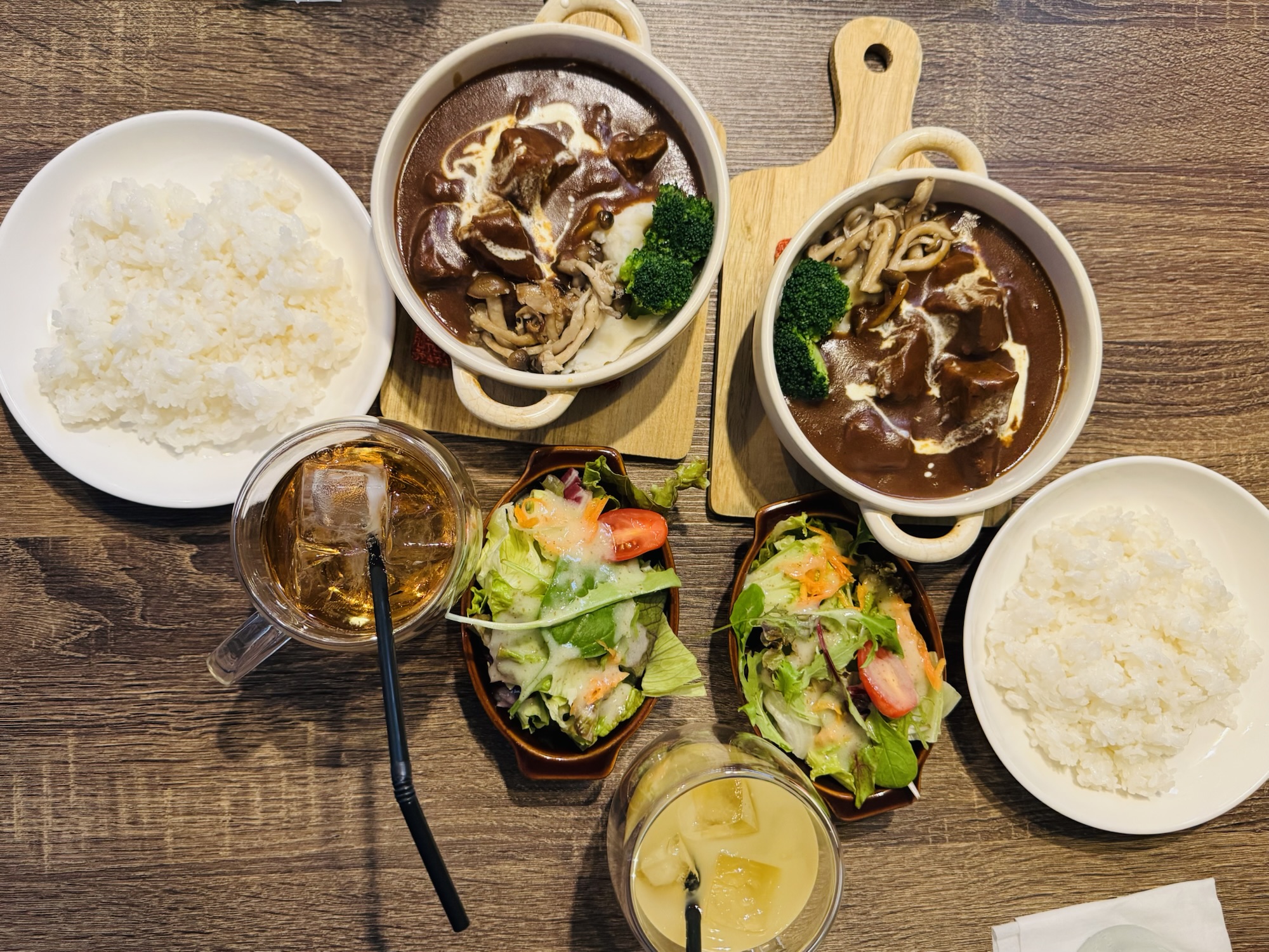 🌺【石垣島美食】藏在住宅區裡的洋食小店「洋食や よしだ」｜暖心牛肉紅酒燉煮、質感木系內裝，島旅人的溫柔午餐時光🇯🇵石垣島