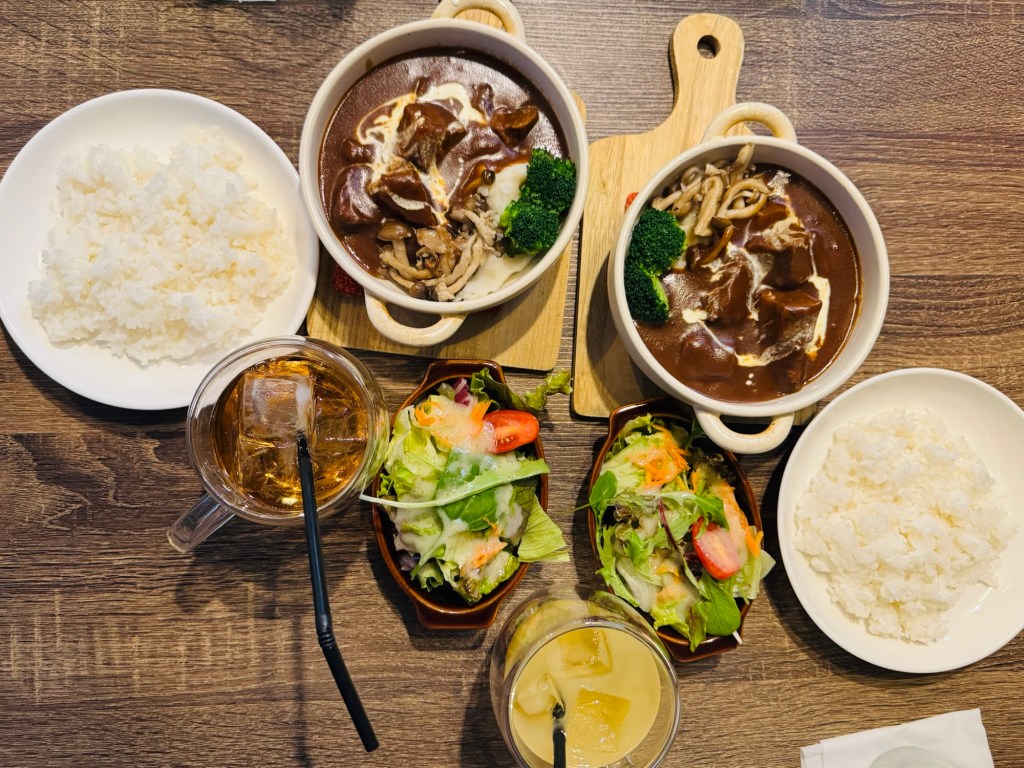 🌺【石垣島美食】藏在住宅區裡的洋食小店「洋食や よしだ」｜暖心牛肉紅酒燉煮、質感木系內裝，島旅人的溫柔午餐時光🇯🇵石垣島