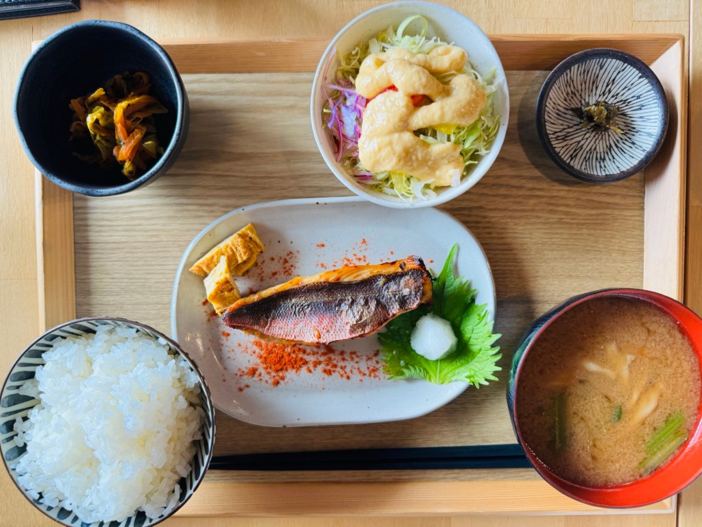 【宮古島早餐・午餐推薦】170 年老味噌的鮮味太驚人「まるたま」—島民人氣 No.1&nbsp;的家常定食食堂🇯🇵宮古島