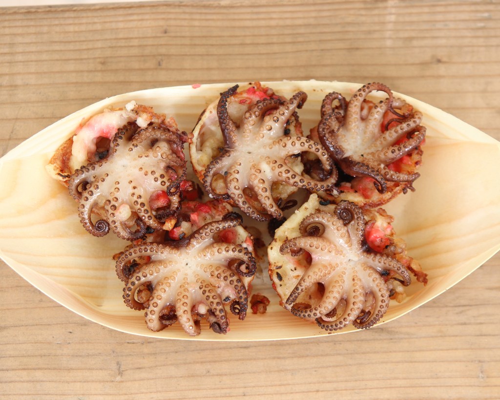 【沖繩美食推薦】宇流麻市うるマルシェ必吃「沖繩章魚燒」—一顆用掉一整隻章魚的奢華系小吃🇯🇵沖繩