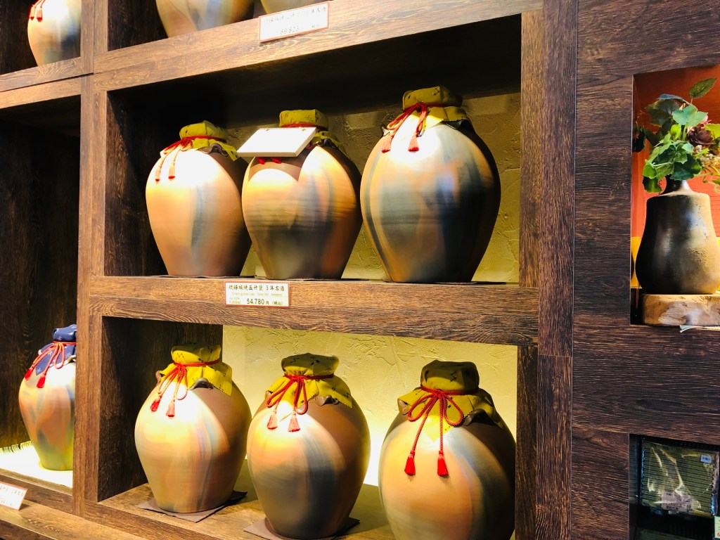 【沖繩泡盛體驗｜忠孝酒造】深入古酒熟成的秘密基地｜那霸近郊必訪的酒造見學與品酒之旅（含交通資訊）🇯🇵沖繩