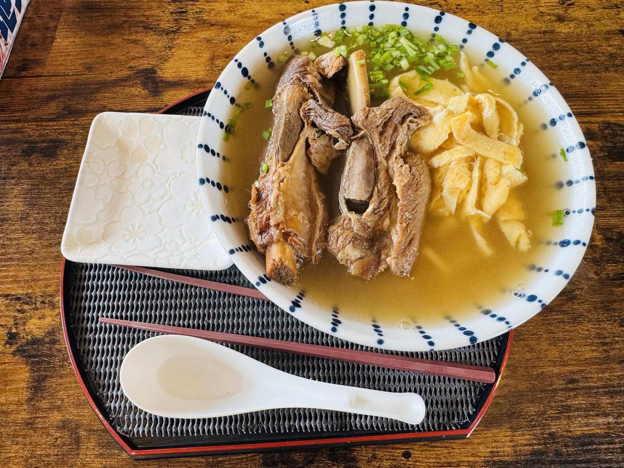 宇流麻市必吃!老字號食堂「ハルちゃん」—大碗滿意的沖縄そば與家庭料理🇯🇵沖繩