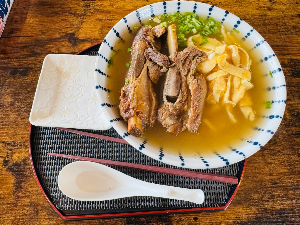 宇流麻市必吃！老字號食堂「ハルちゃん」—大碗滿意的沖縄そば與家庭料理🇯🇵沖繩