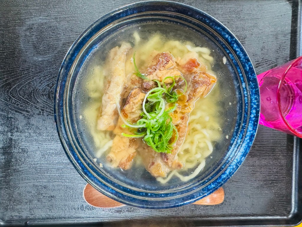 【宮古島｜三矢食堂】在地人激推的宮古蕎麥麵名店—招牌「秘伝宮古蕎麥麵」與「極上宮古沾麵」必吃！】🇯🇵宮古島