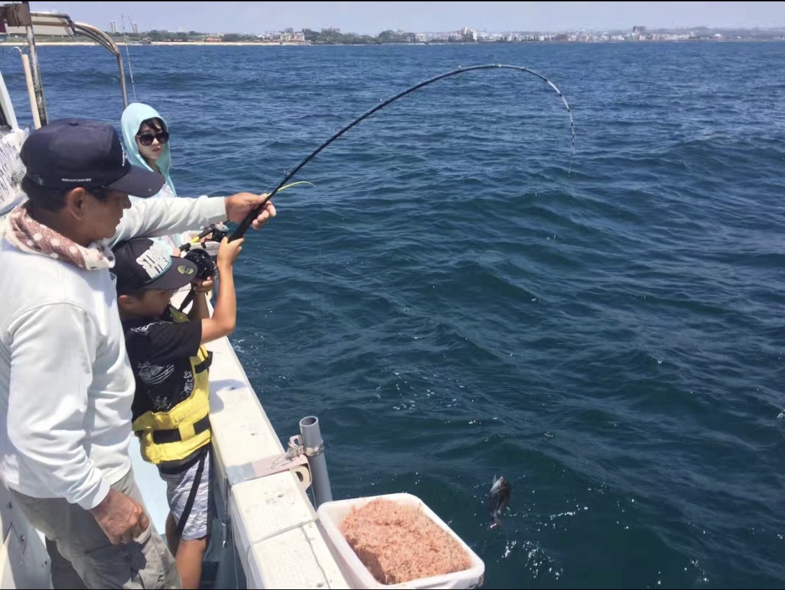 【嘉手納漁港釣魚體驗】沖繩海釣一日遊|海釣新手也能上手!沖繩釣魚體驗推薦🇯🇵沖繩